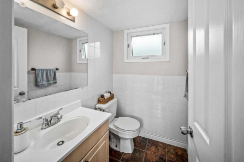 96 Mckinley Road Se, Calgary, AB - Indoor Photo Showing Bathroom