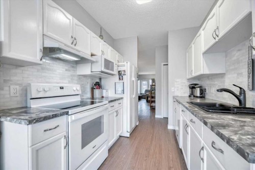 35-72 Millside Drive Sw, Calgary, AB - Indoor Photo Showing Kitchen With Double Sink