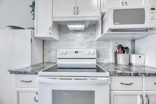 35-72 Millside Drive Sw, Calgary, AB - Indoor Photo Showing Kitchen