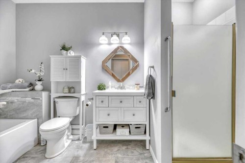 35-72 Millside Drive Sw, Calgary, AB - Indoor Photo Showing Bathroom