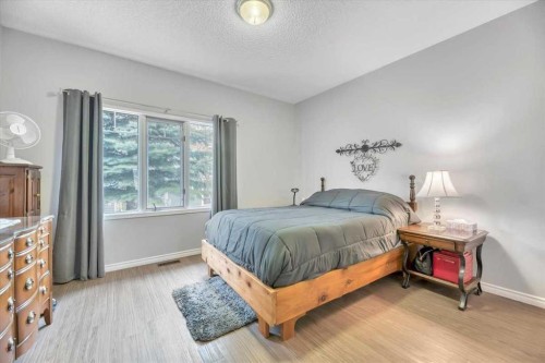 35-72 Millside Drive Sw, Calgary, AB - Indoor Photo Showing Bedroom