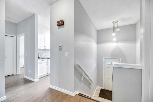 35-72 Millside Drive Sw, Calgary, AB - Indoor Photo Showing Other Room