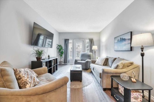 35-72 Millside Drive Sw, Calgary, AB - Indoor Photo Showing Living Room