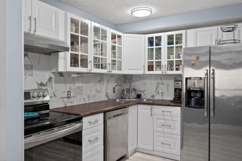 23-643 4 Avenue Ne, Calgary, AB - Indoor Photo Showing Kitchen