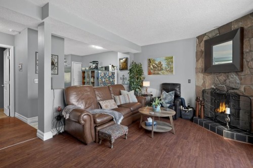 23-643 4 Avenue Ne, Calgary, AB - Indoor Photo Showing Living Room With Fireplace