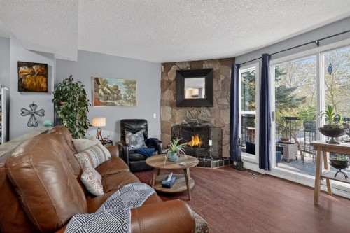 23-643 4 Avenue Ne, Calgary, AB - Indoor Photo Showing Living Room With Fireplace