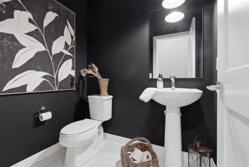307 Crestridge Common Sw, Calgary, AB - Indoor Photo Showing Bathroom
