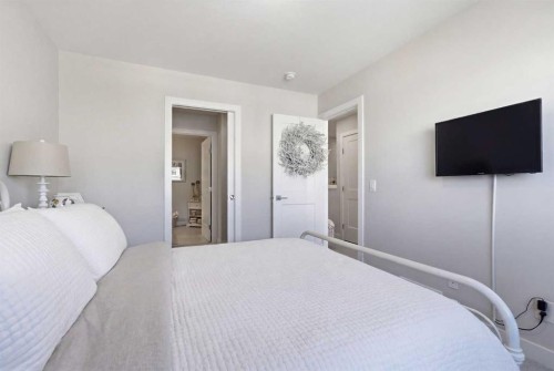 307 Crestridge Common Sw, Calgary, AB - Indoor Photo Showing Bedroom