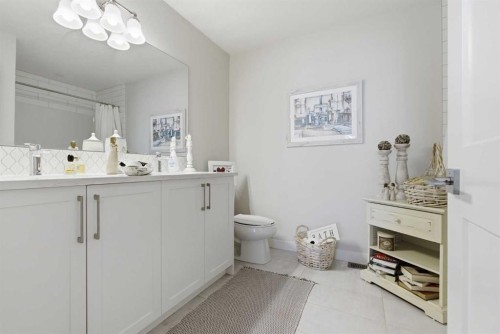 307 Crestridge Common Sw, Calgary, AB - Indoor Photo Showing Bathroom