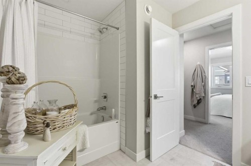 307 Crestridge Common Sw, Calgary, AB - Indoor Photo Showing Bathroom