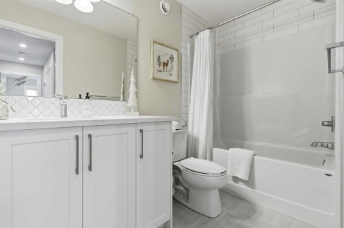 307 Crestridge Common Sw, Calgary, AB - Indoor Photo Showing Bathroom