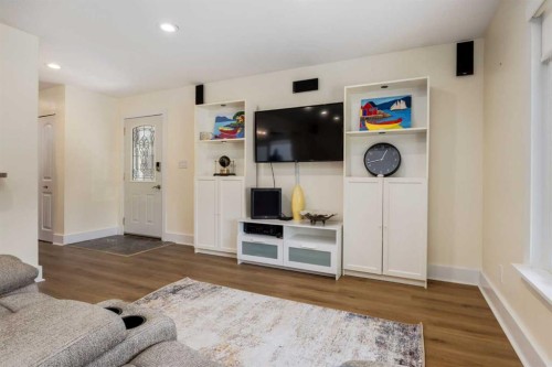 44 Midglen Drive Se, Calgary, AB - Indoor Photo Showing Living Room