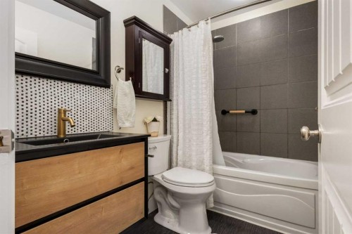 44 Midglen Drive Se, Calgary, AB - Indoor Photo Showing Bathroom
