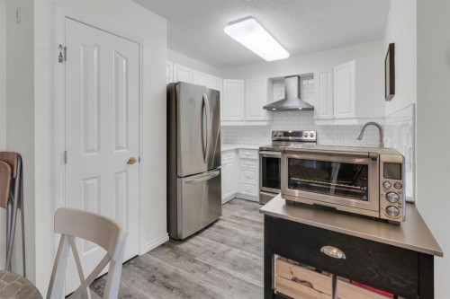 1114-1818 Simcoe Boulevard Sw, Calgary, AB - Indoor Photo Showing Kitchen With Stainless Steel Kitchen