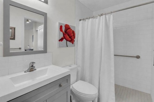 1114-1818 Simcoe Boulevard Sw, Calgary, AB - Indoor Photo Showing Bathroom