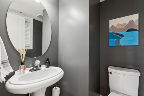 2618 24A Street Sw, Calgary, AB - Indoor Photo Showing Bathroom