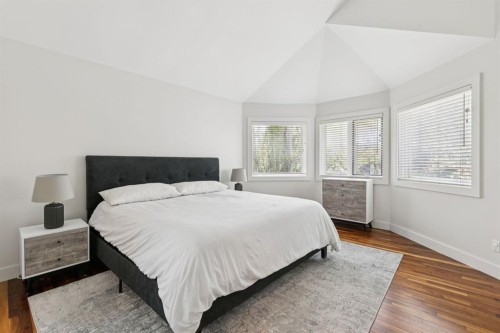 2618 24A Street Sw, Calgary, AB - Indoor Photo Showing Bedroom