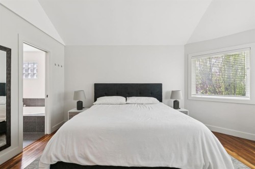 2618 24A Street Sw, Calgary, AB - Indoor Photo Showing Bedroom