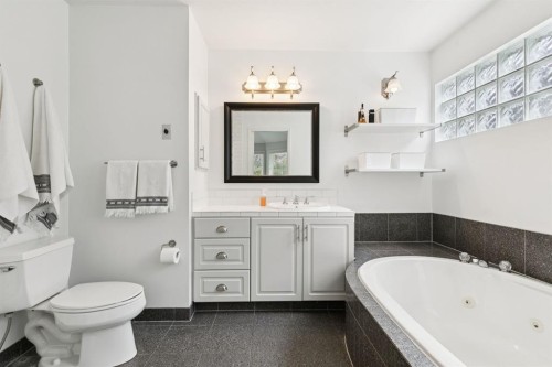 2618 24A Street Sw, Calgary, AB - Indoor Photo Showing Bathroom