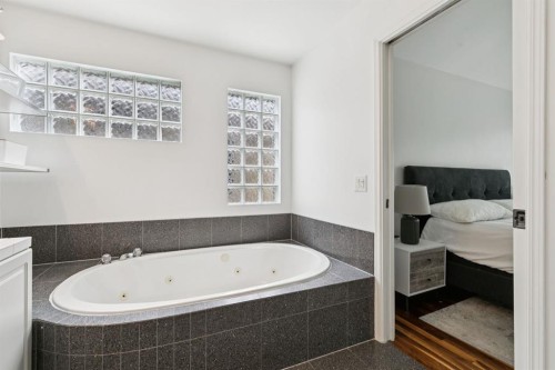 2618 24A Street Sw, Calgary, AB - Indoor Photo Showing Bathroom