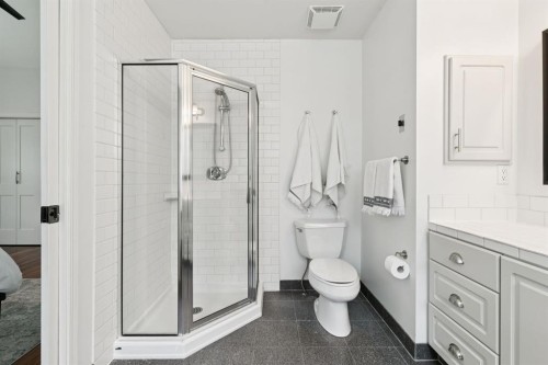 2618 24A Street Sw, Calgary, AB - Indoor Photo Showing Bathroom