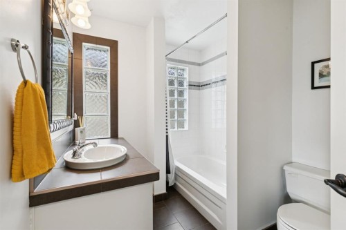 2618 24A Street Sw, Calgary, AB - Indoor Photo Showing Bathroom