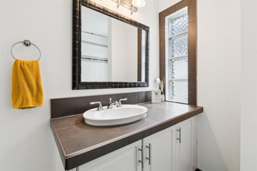 2618 24A Street Sw, Calgary, AB - Indoor Photo Showing Bathroom