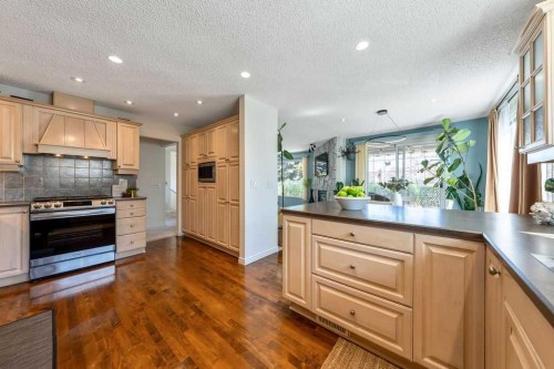 59 Strathcona Close Sw, Calgary, AB - Indoor Photo Showing Kitchen