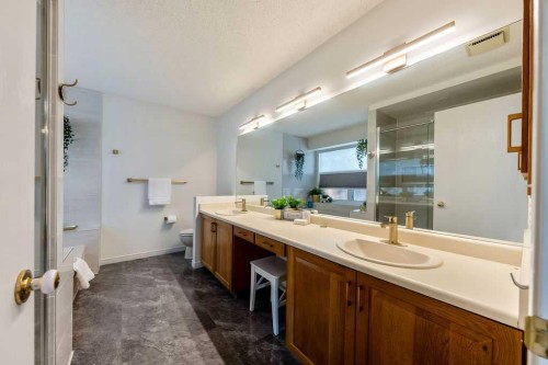 59 Strathcona Close Sw, Calgary, AB - Indoor Photo Showing Bathroom