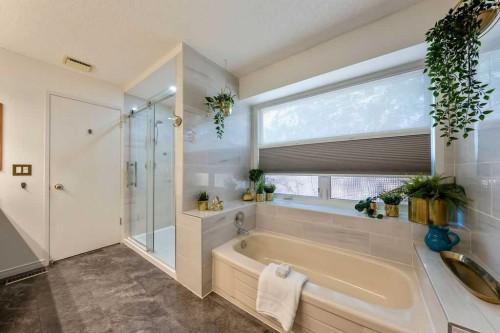 59 Strathcona Close Sw, Calgary, AB - Indoor Photo Showing Bathroom