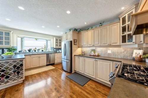 59 Strathcona Close Sw, Calgary, AB - Indoor Photo Showing Kitchen