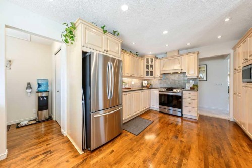 59 Strathcona Close Sw, Calgary, AB - Indoor Photo Showing Kitchen