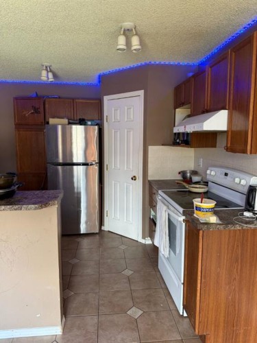 830 Martindale Boulevard Ne, Calgary, AB - Indoor Photo Showing Kitchen