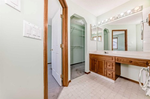 89 Hidden Ranch Hill Nw, Calgary, AB - Indoor Photo Showing Bathroom