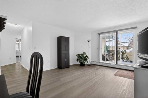414-10 Dover Point Se, Calgary, AB - Indoor Photo Showing Living Room