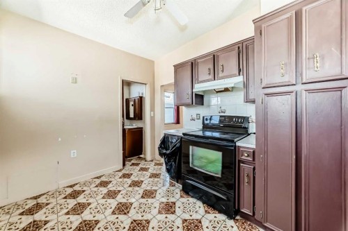 112 30 Avenue Ne, Calgary, AB - Indoor Photo Showing Kitchen