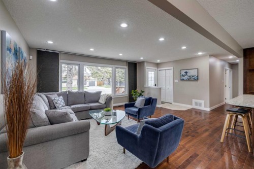 5207 Grove Hill Road Sw, Calgary, AB - Indoor Photo Showing Living Room