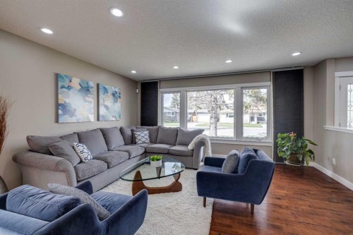 5207 Grove Hill Road Sw, Calgary, AB - Indoor Photo Showing Living Room