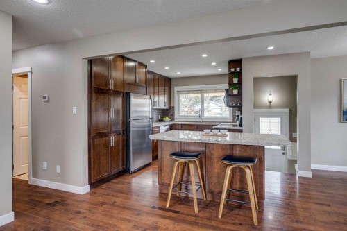5207 Grove Hill Road Sw, Calgary, AB - Indoor Photo Showing Other Room
