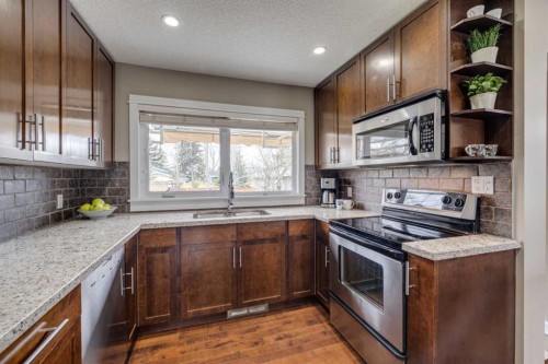 5207 Grove Hill Road Sw, Calgary, AB - Indoor Photo Showing Kitchen