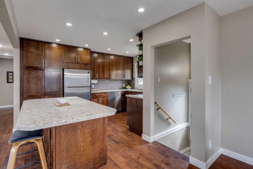5207 Grove Hill Road Sw, Calgary, AB - Indoor Photo Showing Kitchen