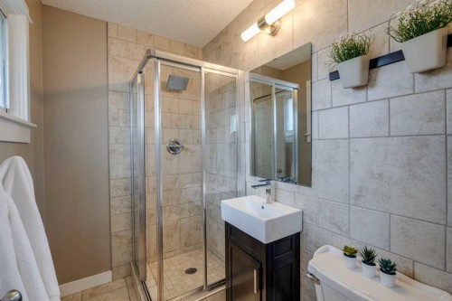 5207 Grove Hill Road Sw, Calgary, AB - Indoor Photo Showing Bathroom