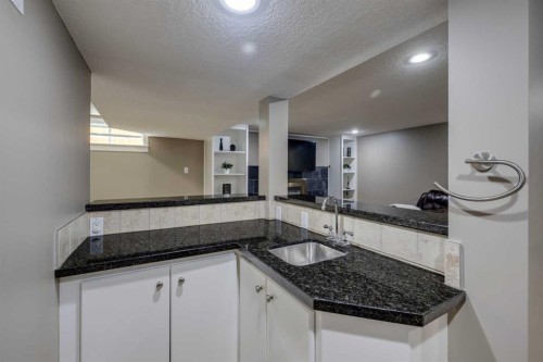 5207 Grove Hill Road Sw, Calgary, AB - Indoor Photo Showing Kitchen