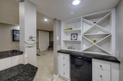 5207 Grove Hill Road Sw, Calgary, AB - Indoor Photo Showing Kitchen