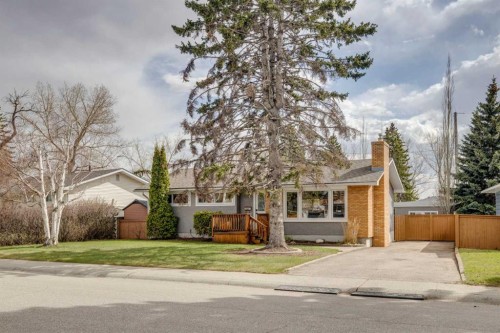 5207 Grove Hill Road Sw, Calgary, AB - Outdoor With Facade