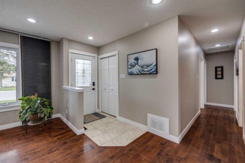 5207 Grove Hill Road Sw, Calgary, AB - Indoor Photo Showing Other Room