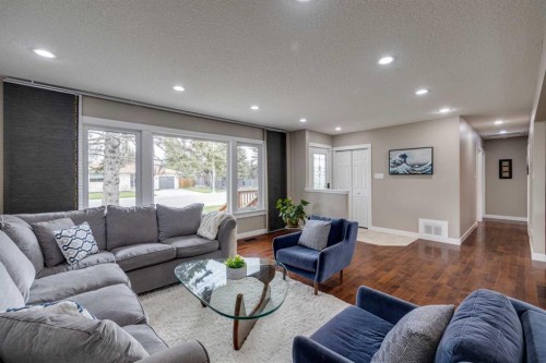 5207 Grove Hill Road Sw, Calgary, AB - Indoor Photo Showing Living Room