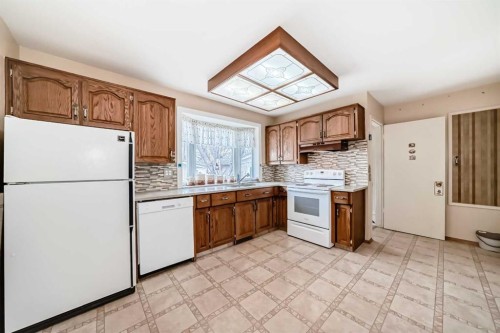 165 Marbrooke Circle Ne, Calgary, AB - Indoor Photo Showing Kitchen