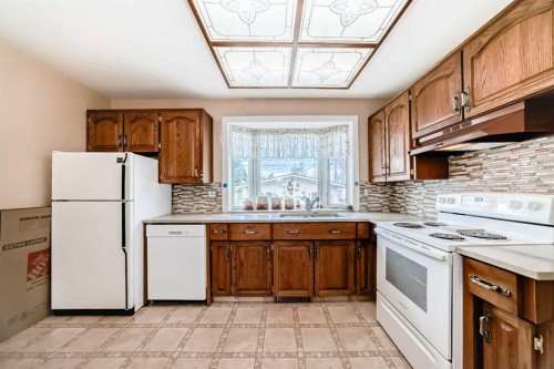 165 Marbrooke Circle Ne, Calgary, AB - Indoor Photo Showing Kitchen
