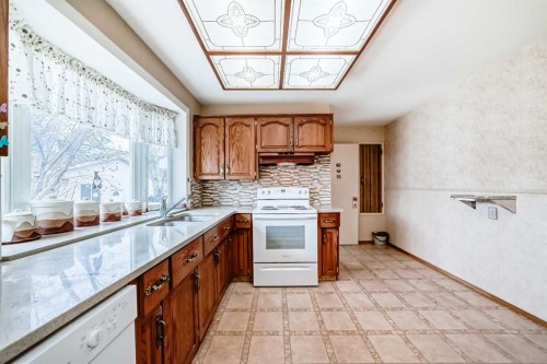 165 Marbrooke Circle Ne, Calgary, AB - Indoor Photo Showing Kitchen
